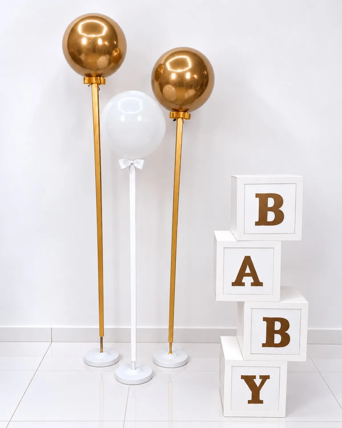 baby/ balão dourado e branco