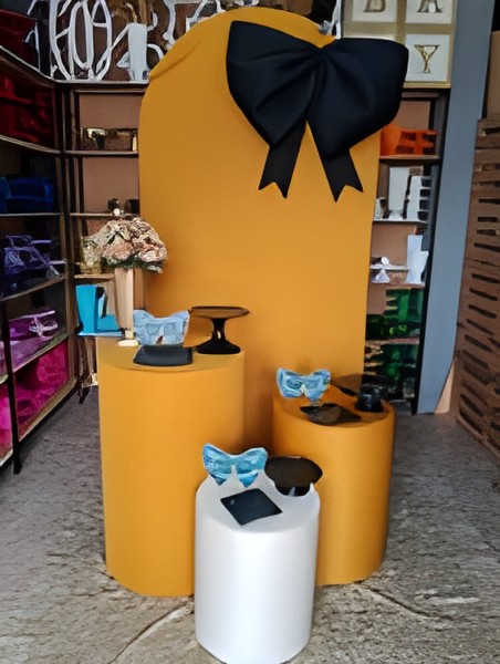 laço preto e dourado