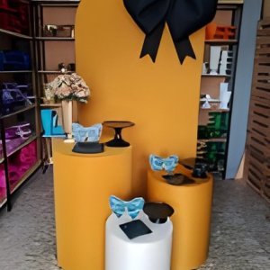 laço preto e dourado